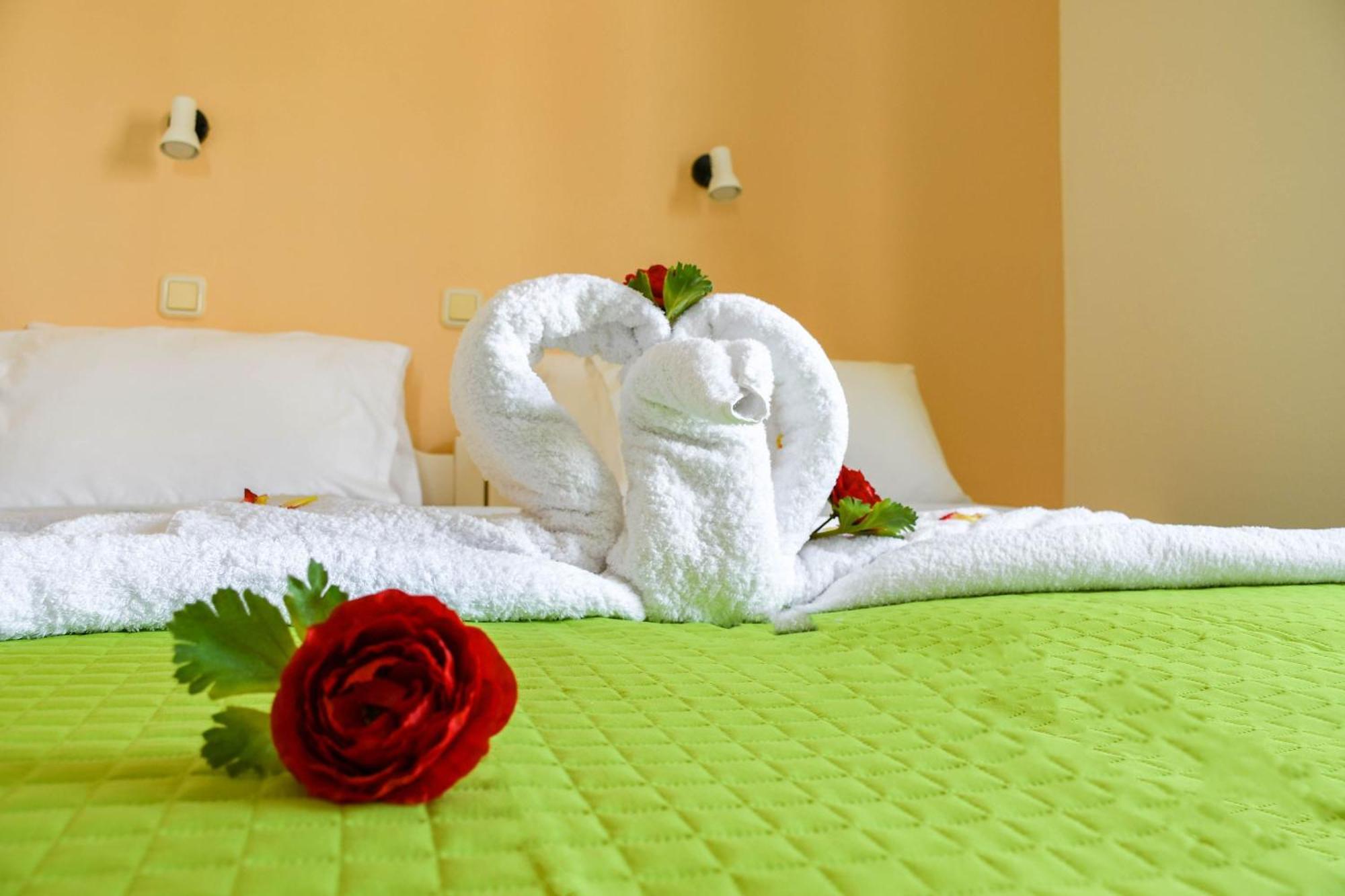 Litinas Apartments With Pool Agia Marina Dış mekan fotoğraf