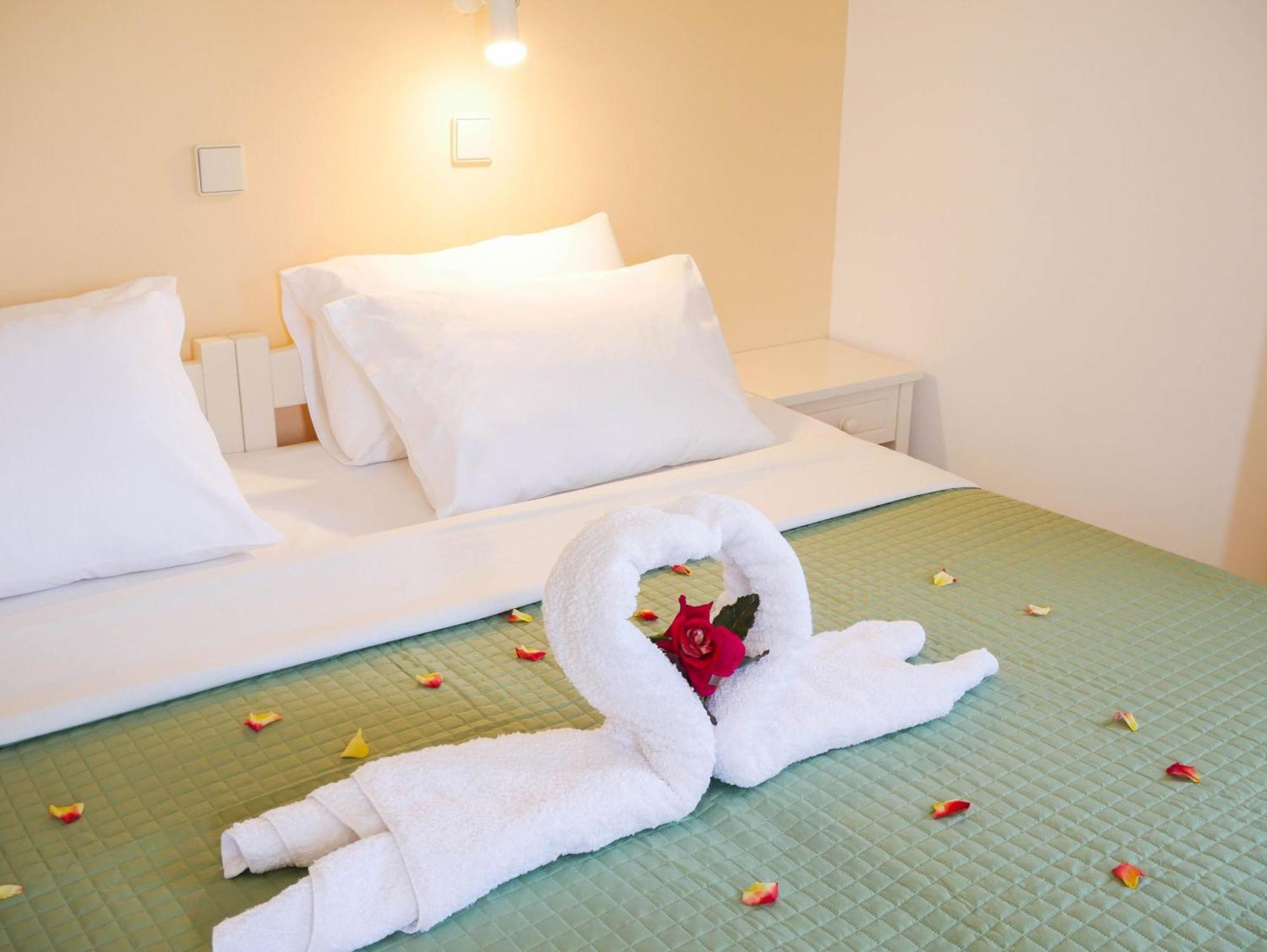 Litinas Apartments With Pool Agia Marina Dış mekan fotoğraf